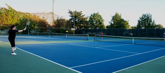 Les terrains de tennis et de pickleball sont ouverts